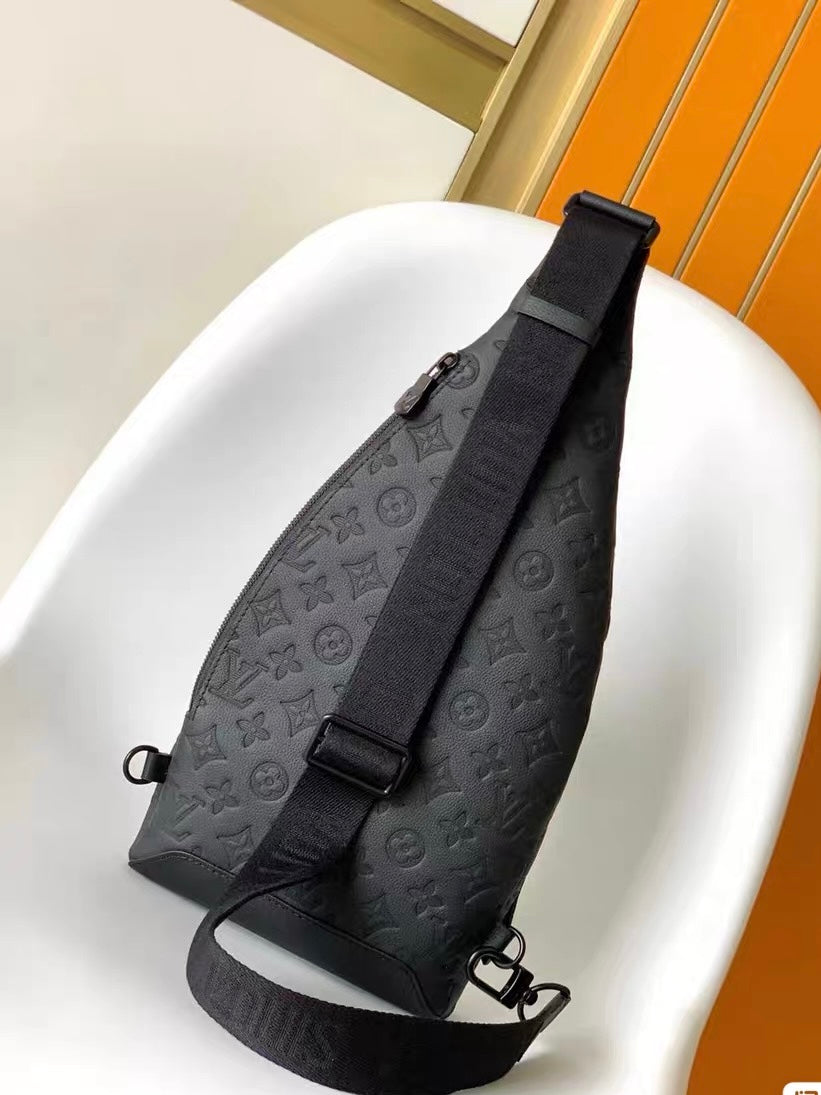 Minimalistická odnímatelná náprsní taška přes tělo