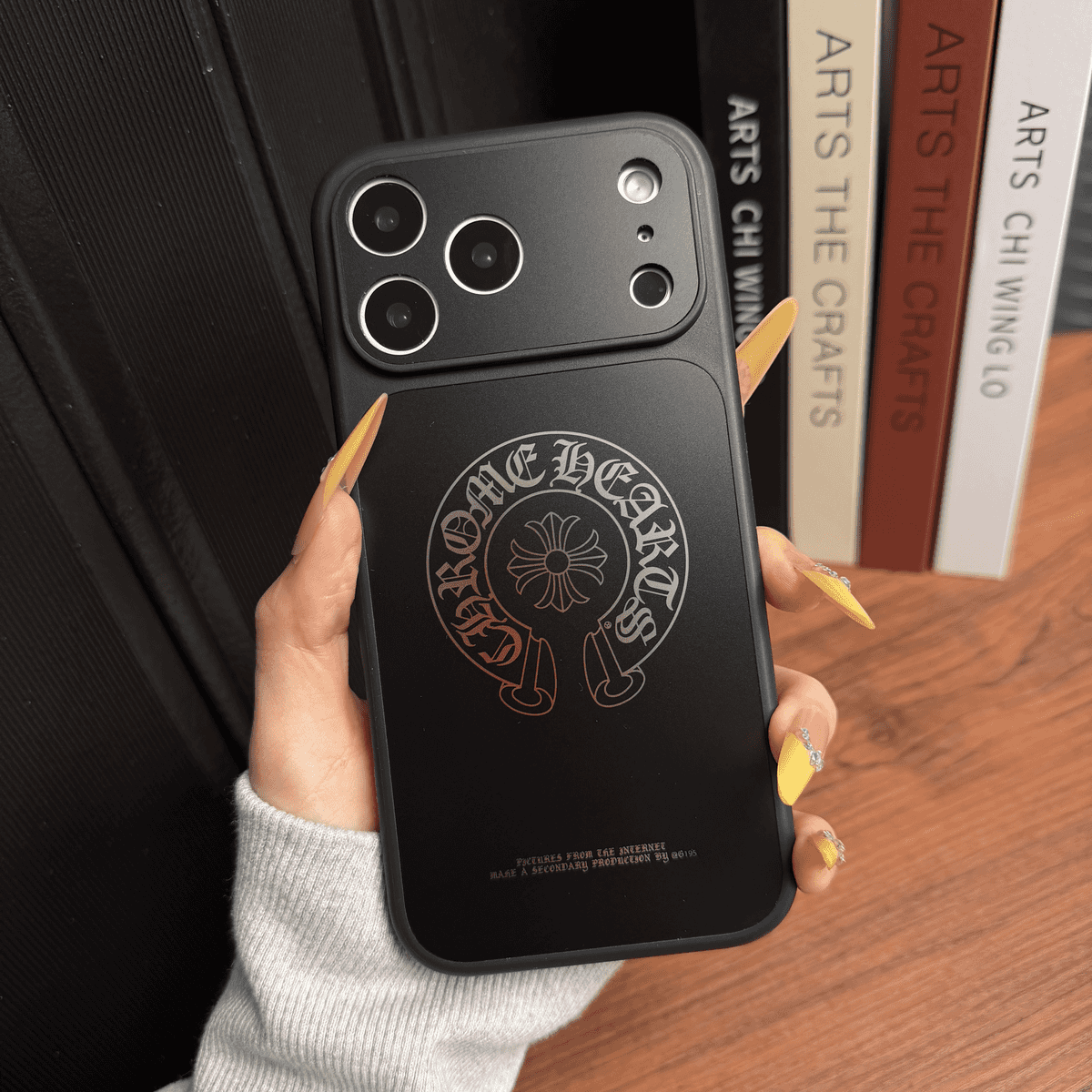 Capa protetora para iPhone com corações cromados