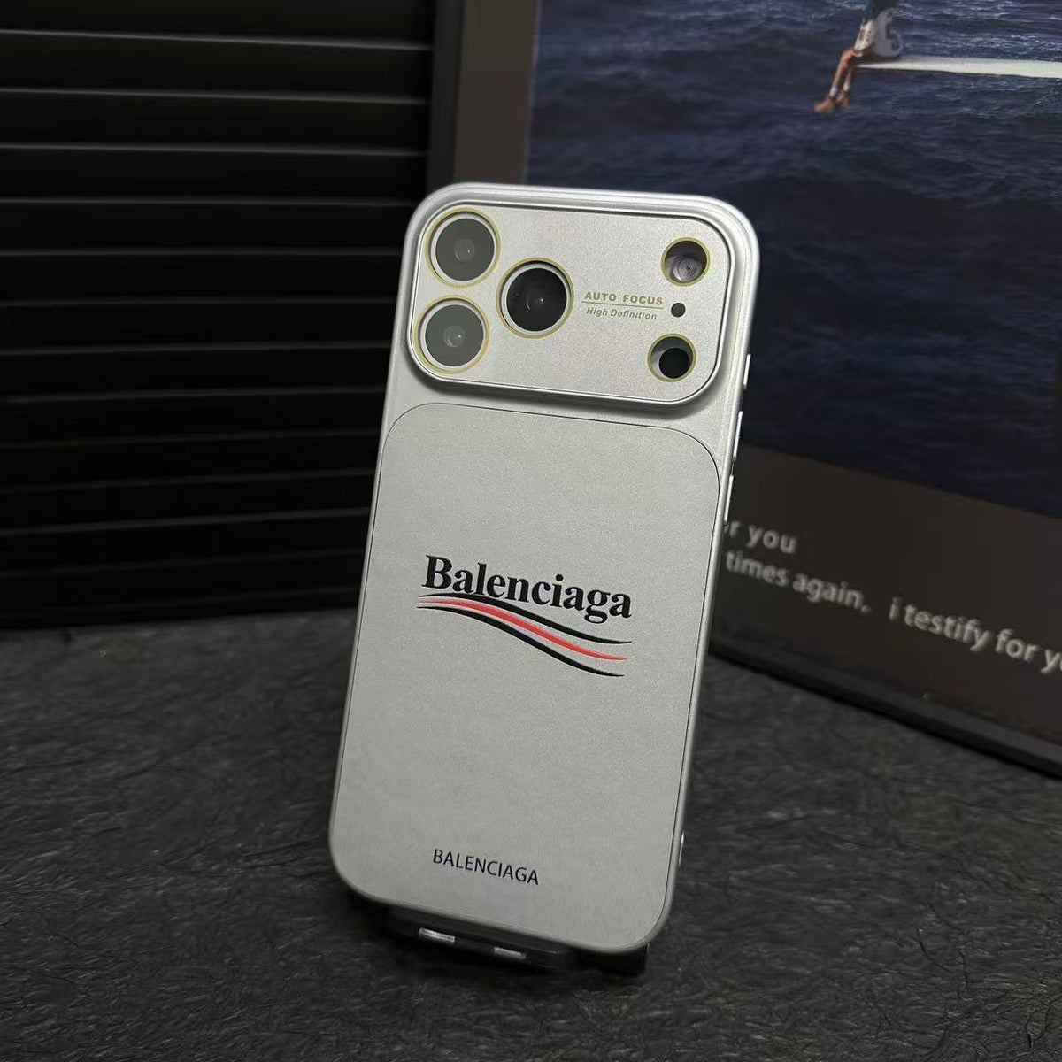 バレンシアガにインスピレーションを得た、レンズ全体を保護するマット保護 iPhone ケース