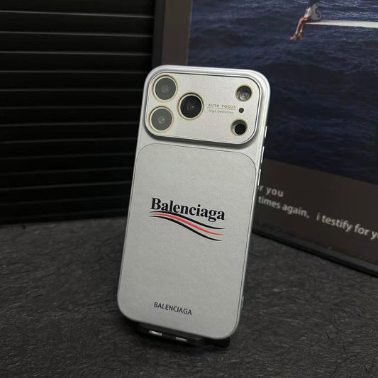 バレンシアガにインスピレーションを得た、レンズ全体を保護するマット保護 iPhone ケース