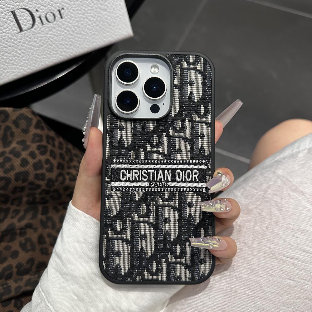 デザイナーからインスピレーションを得た、刺繍ディテールを施したファブリック iPhone ケース