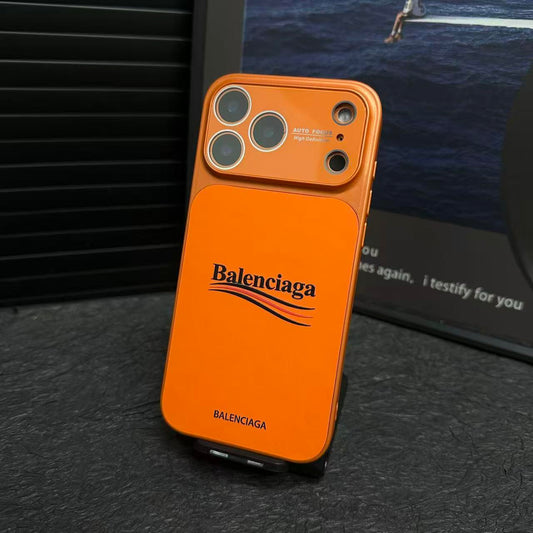 バレンシアガにインスピレーションを得た、レンズ全体を保護するマット保護 iPhone ケース