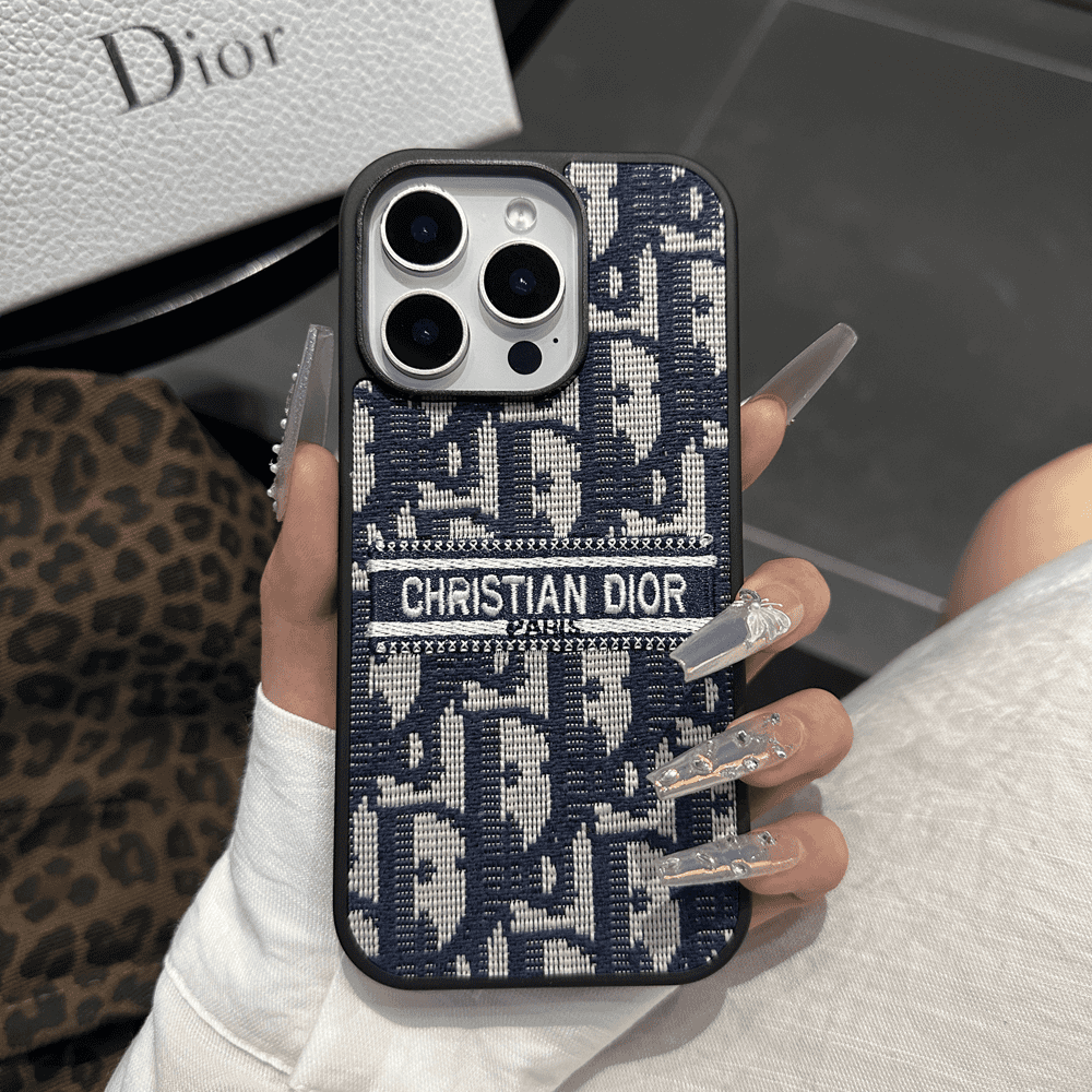 デザイナーからインスピレーションを得た、刺繍ディテールを施したファブリック iPhone ケース