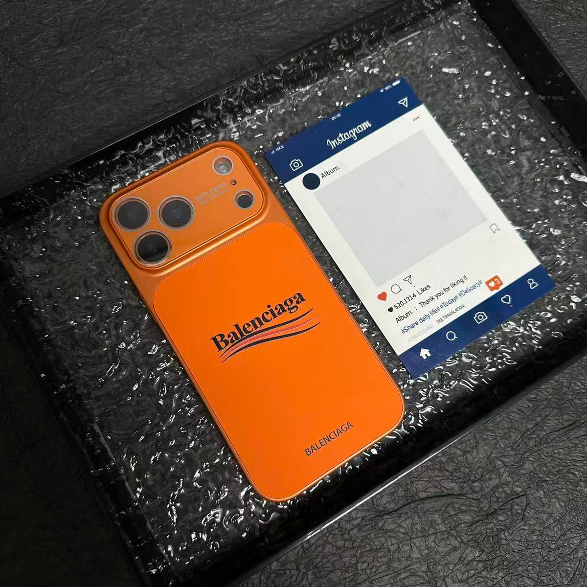 バレンシアガにインスピレーションを得た、レンズ全体を保護するマット保護 iPhone ケース