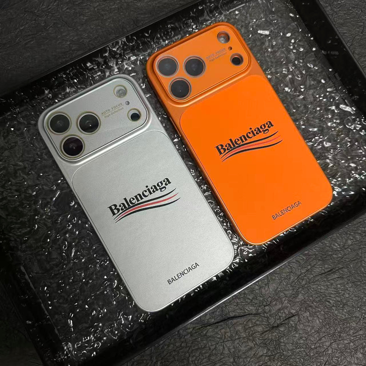 バレンシアガにインスピレーションを得た、レンズ全体を保護するマット保護 iPhone ケース