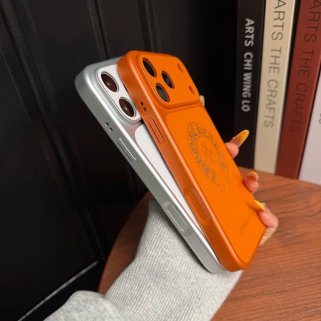 Capa protetora para iPhone com corações cromados