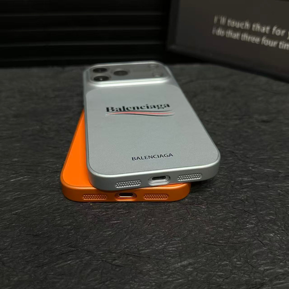 バレンシアガにインスピレーションを得た、レンズ全体を保護するマット保護 iPhone ケース