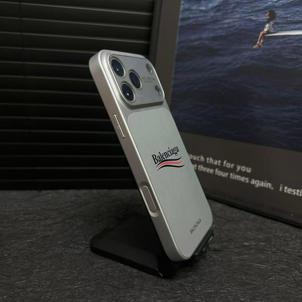 バレンシアガにインスピレーションを得た、レンズ全体を保護するマット保護 iPhone ケース