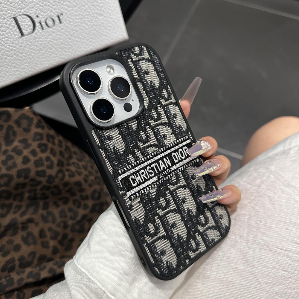 デザイナーからインスピレーションを得た、刺繍ディテールを施したファブリック iPhone ケース