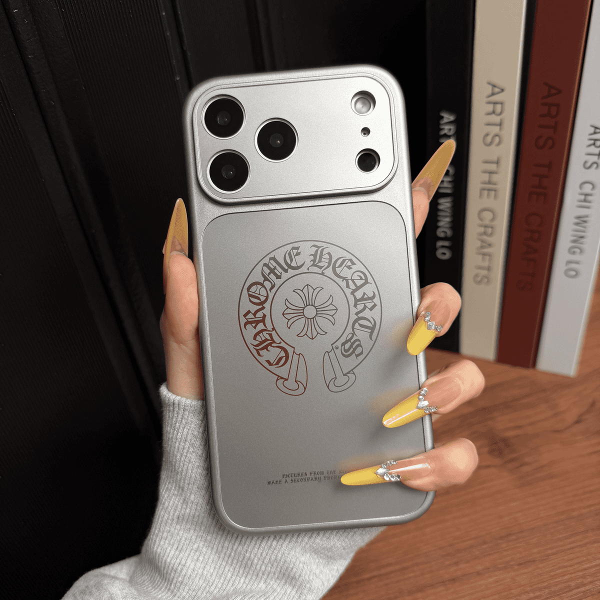 Capa protetora para iPhone com corações cromados
