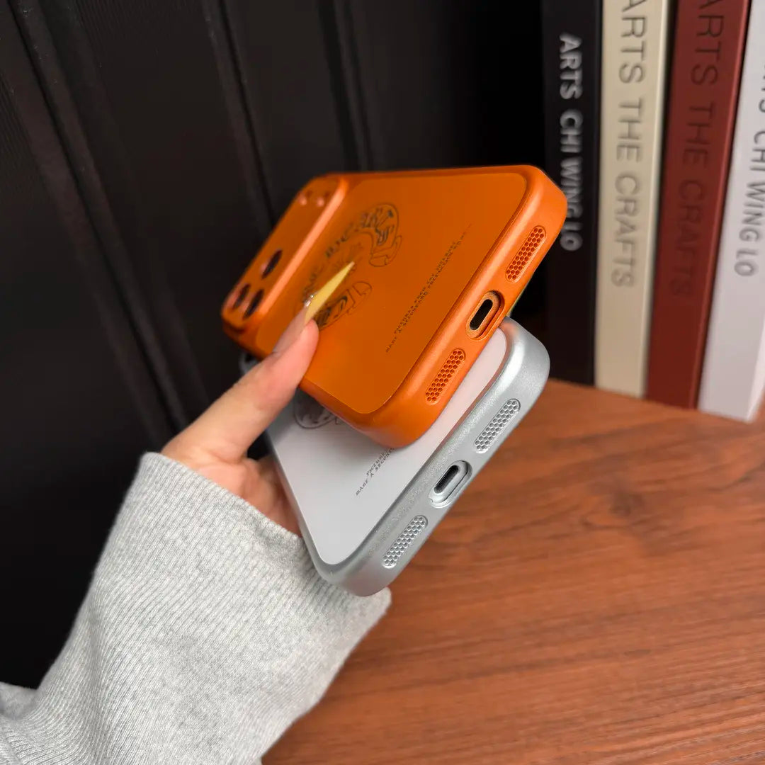 Capa protetora para iPhone com corações cromados