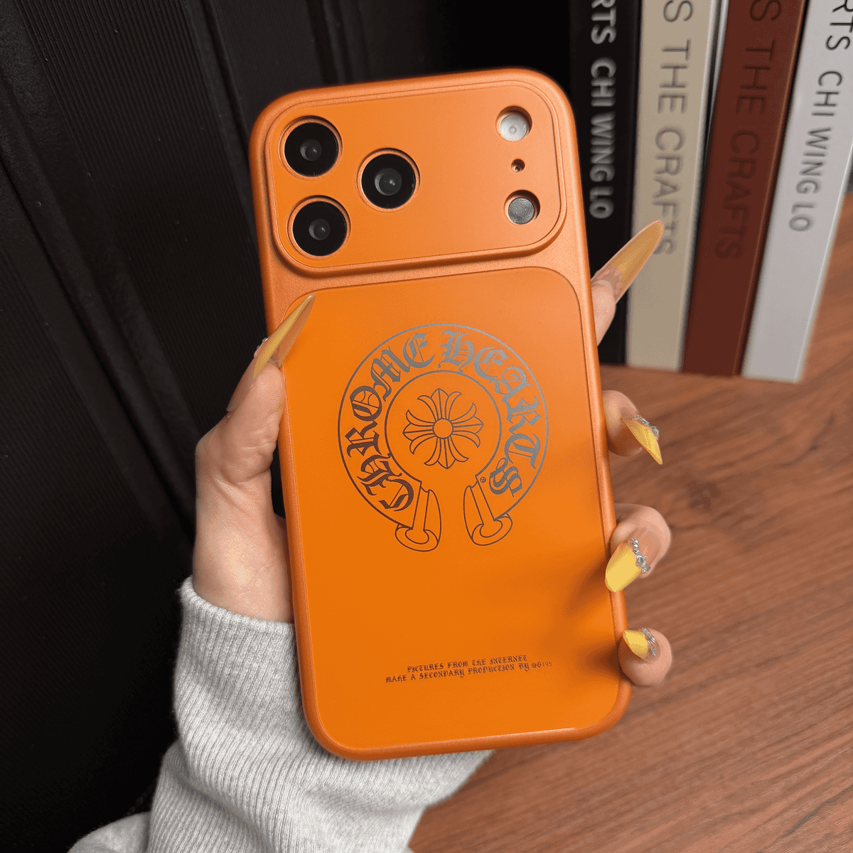 Capa protetora para iPhone com corações cromados