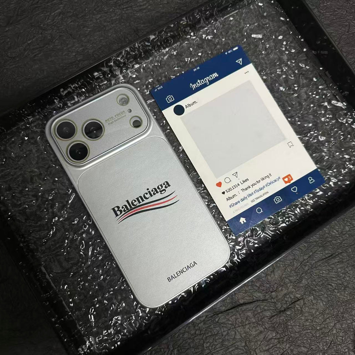 バレンシアガにインスピレーションを得た、レンズ全体を保護するマット保護 iPhone ケース