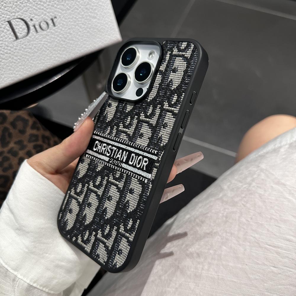 デザイナーからインスピレーションを得た、刺繍ディテールを施したファブリック iPhone ケース