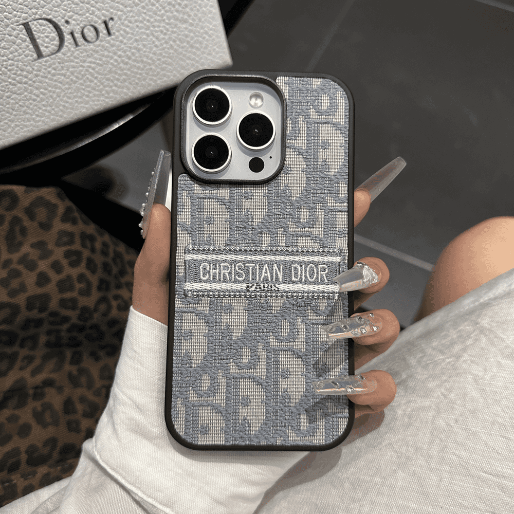 デザイナーからインスピレーションを得た、刺繍ディテールを施したファブリック iPhone ケース