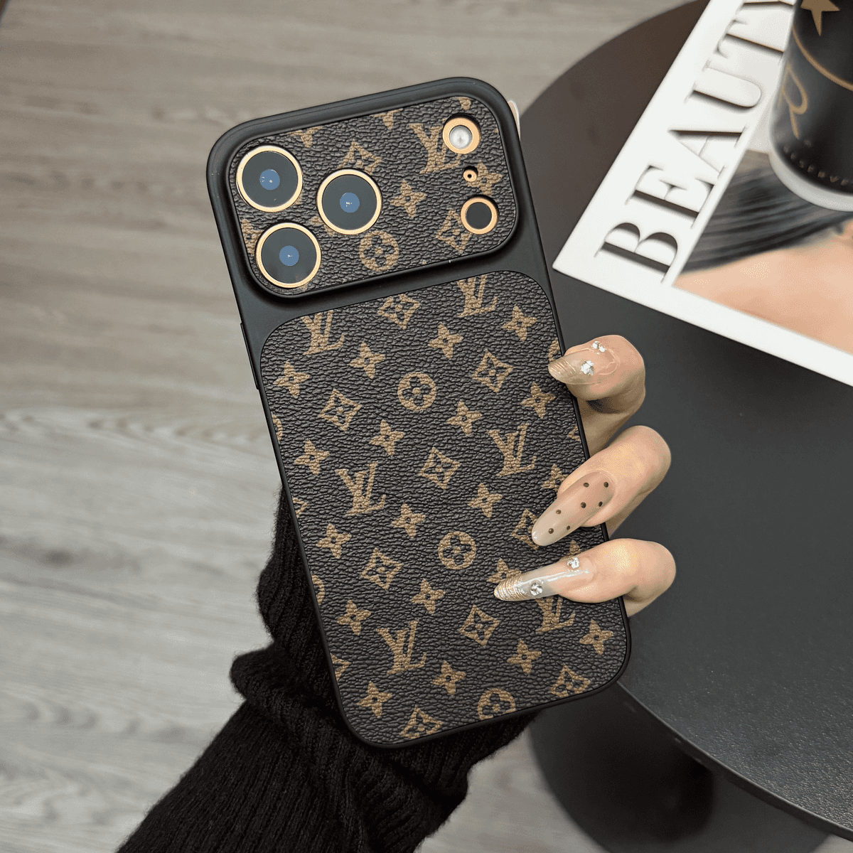 حافظة هاتف iPhone جلدية كلاسيكية Monogram من MagSafe